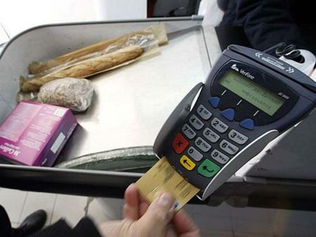 В Удмуртии продавец украл 27 тыс рублей с карты клиента 