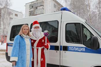 В Удмуртии на службу заступили полицейский Дед Мороз и капитан-Снегурочка