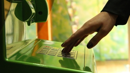 17-летняя жительница Сарапула украла деньги с банковской карты 
