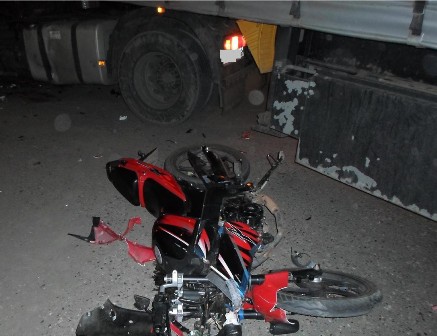 Мотоциклист без прав столкнулся с грузовиком в Сарапуле 