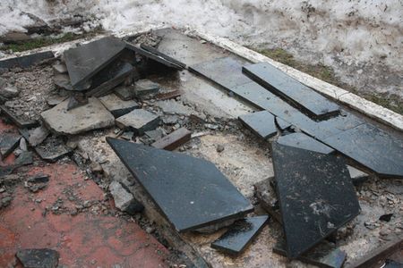 Пьяный водитель сбил мемориальную плиту в центре Воткинска 