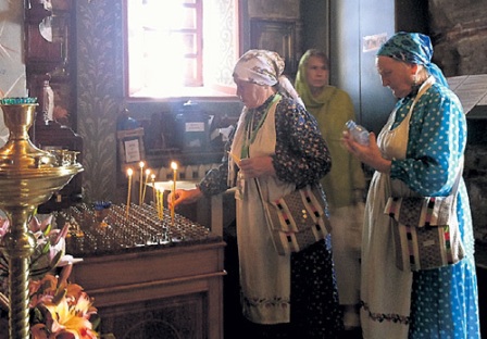 «Бурановские бабушки» поставили свечки за жертв стихии на Кубани
