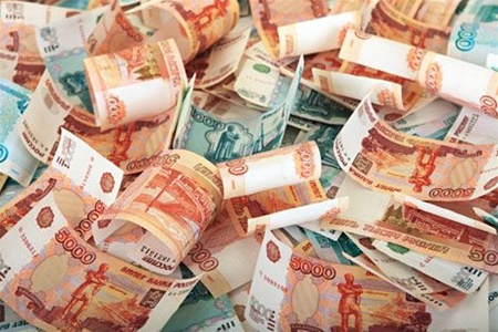 Доллар и евро подешевели более, чем на рубль