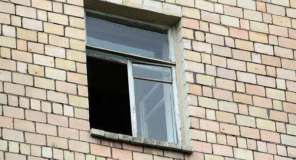 Житель Ижевска вытолкнул 19-летнюю знакомую в окно