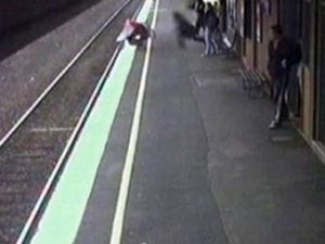 Чудесное спасение малыша в Австралии: ребенок попал под поезд и выжил