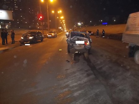 Иномарка врезалась в стоящий автомобиль «ВАЗ» в Ижевске
