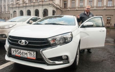 Депутат Виталий Милонов планирует заменить иномарки депутатов на Lada Vesta