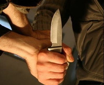 Злоумышленник с ножом накидывался на прохожих у ижевского магазина
