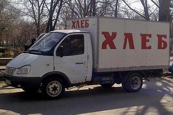 Пьяный житель Ижевска не смог на фургоне для перевозки хлеба выехать с территории завода