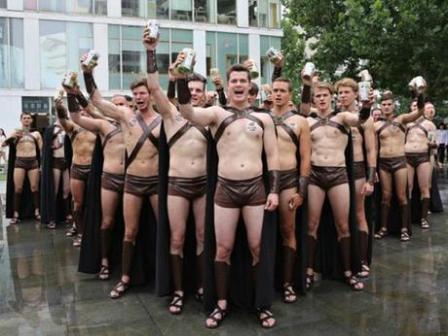 В Пекине арестовали полуголых спартанцев, рекламирующих ресторан