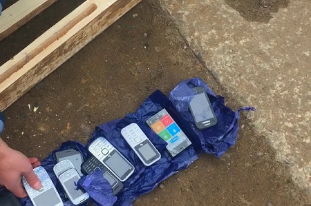 В Удмуртии спрятанные в досках телефоны нашли сотрудники колонии №7