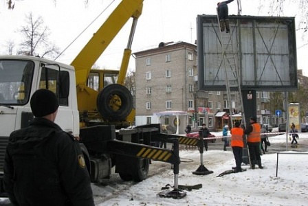 Рекламный щит демонтировали на перекрестке Коммунаров и Красногеройской в Ижевске