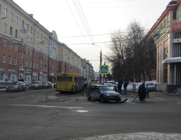 В Ижевске 7-летний мальчик получил травмы при столкновении иномарки и автобуса