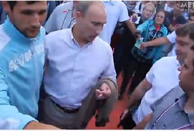 Видеролик «Путин лапает избирательниц» собрал 6 миллионов просмотров