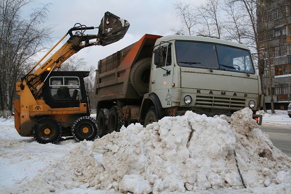 С ижевских улиц за сутки вывезли почти 450 тонн снега