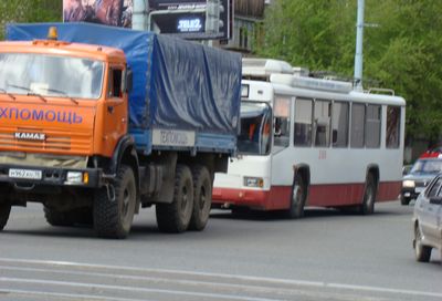Замершие на ижевских улицах троллейбусы развозит техпомощь
