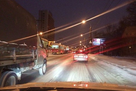 Общественный транспорт Ижевска с трудом справляется со сложными дорожными условиями из-за метели