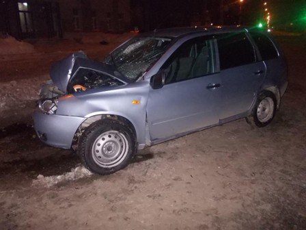 Водитель легковушки врезался в фонарный столб в Воткинске: пострадали два человека