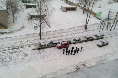 Девять машин выстроились "паровозиком" в ДТП на обледенелой дороге Ижевска