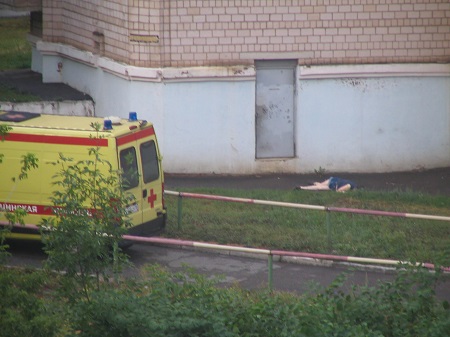 В Ижевске из окна 10 этажа выпала женщина