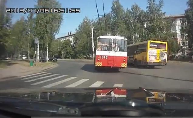 Водителей троллейбуса и автобуса, устроившие гонки на дорогах Ижевска, оштрафовали