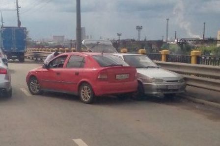 Четыре автомобиля столкнулись в Ижевске на  «долгом мосту»