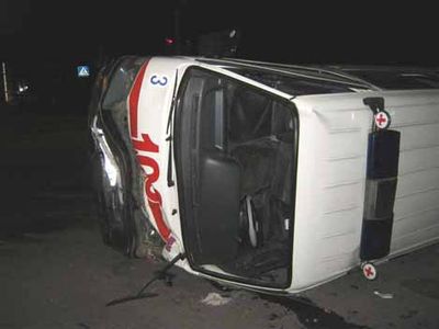 В перевернувшейся «скорой помощи» в Ижевске пострадали два человека