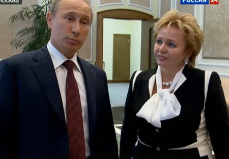 Песня о разводе Путиных бьет рекорды популярности в Интернете