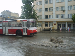 Коммуникации Ижевска не выдержали ливень: после сильного дождя в центре города образовался «фонтан»