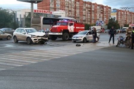Мотоциклист попал под колеса «Фольксвагена» в Ижевске