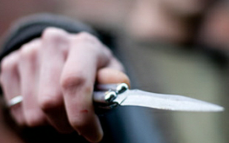 Двое безработных, угрожая ножом, отобрали банковскую карту у жителя Балезино 