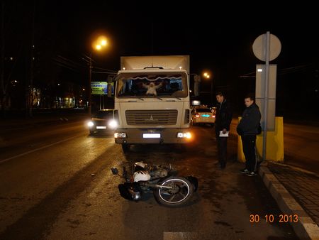 «МАЗ» сбил мотоциклиста перед пешеходным переходом в Ижевске