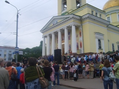 Более 150 человек одновременно пели у входа в Александро-Невский собор в Ижевске