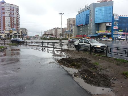 Тротуары изуродовали вокруг отремонтированного кольца на Пушкинской в Ижевске