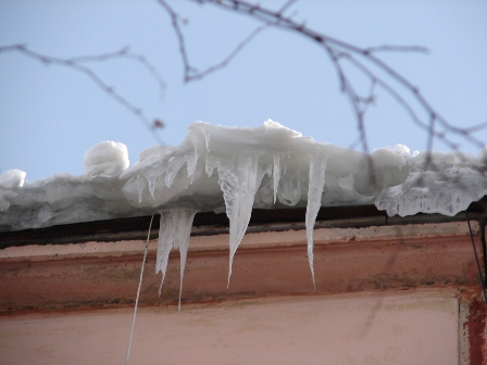 Ижевчан предупредили о сходе снега с крыш