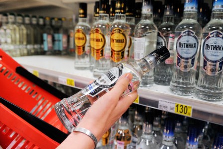 Штрафы за продажу алкоголя детям увеличат в России
