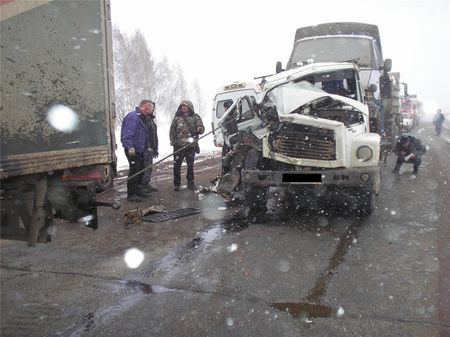 Фото: в столкновении грузовика и фуры в Удмуртии пострадал пассажир