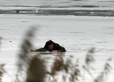 Пьяный мужчина провалился под лед ижевского пруда
