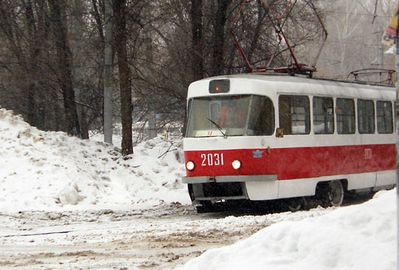 Упавшие «рога» трамвая блокировали движение по улице 30 лет победы в Ижевске