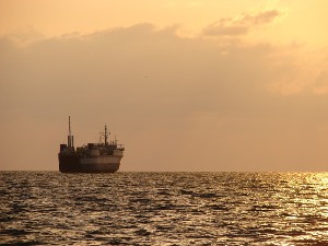 Многотонный корабль треснул на куски в акватории Сочи
