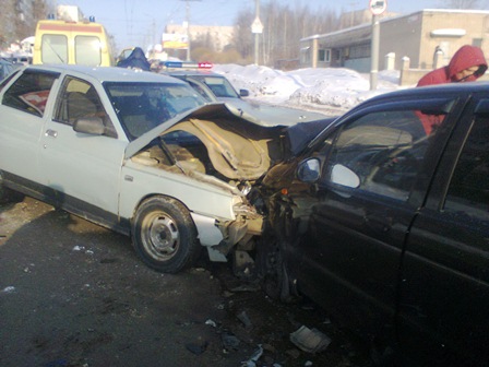 Два легковых автомобиля столкнулись в Ижевске