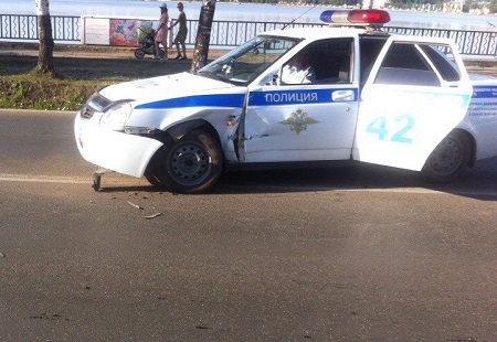 В Удмуртии пьяный мотоциклист врезался в патрульную машину ГИБДД