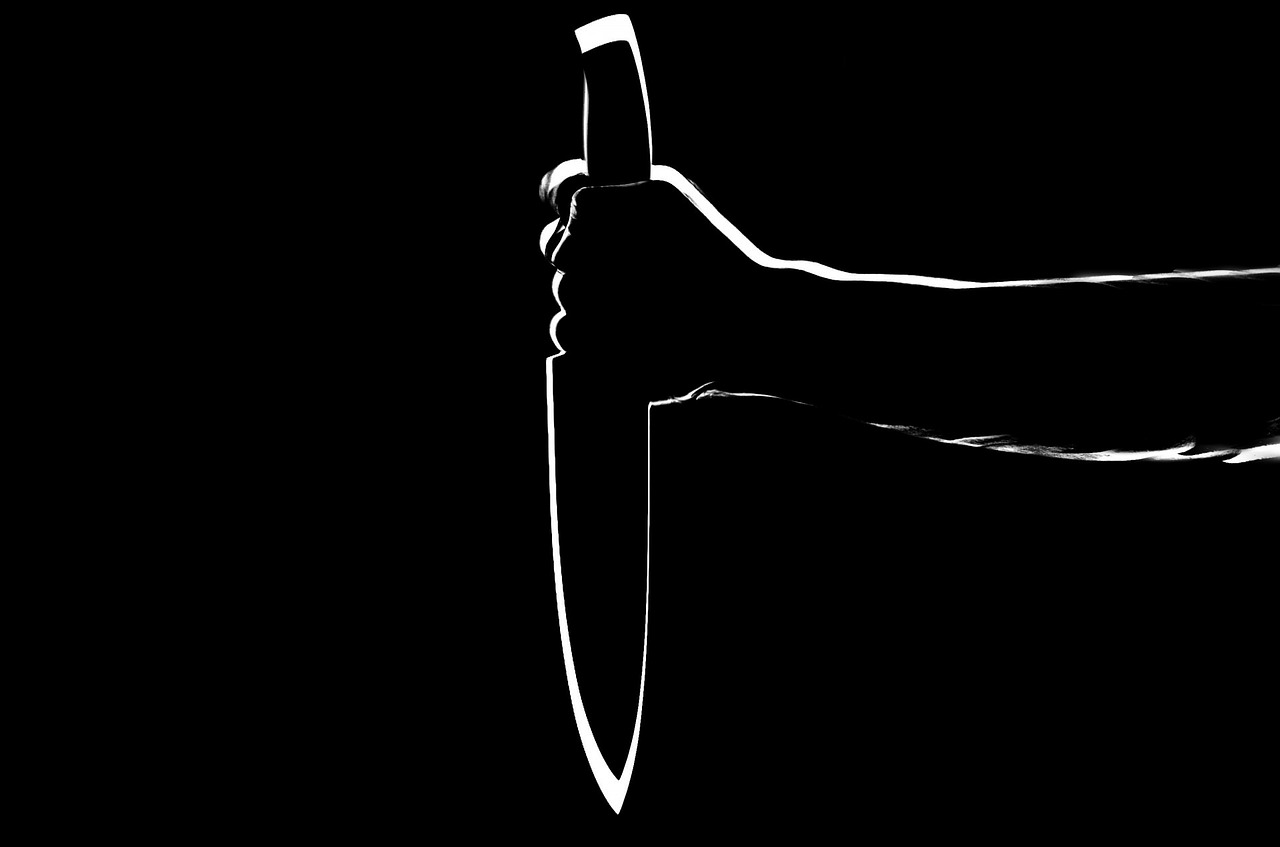 В Сарапуле 59-летний мужчина всадил нож в соседа по скамейке