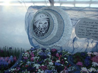 Галерея: ижевские флористы посадили Гагарина среди цветочной клумбы