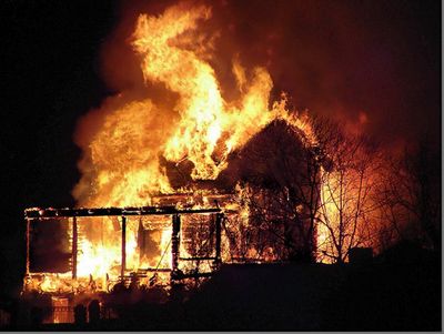 Деревянный дом вспыхнул в Сарапуле
