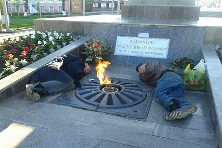 Правоохранители установили личности мужчин, уснувших у Вечного огня в Воткинске