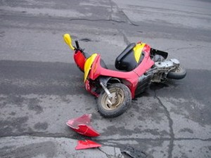 Водитель скутера насмерть разбился об столб в Ижевске