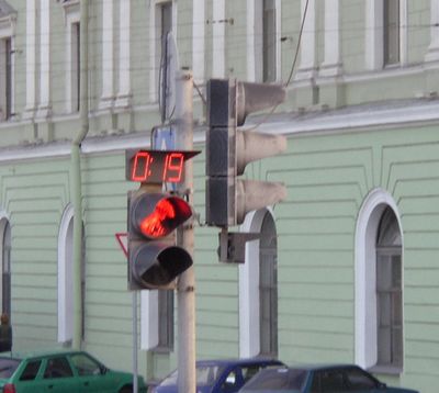 Идущий на красный свет пешеход в Ижевске попал под автобус