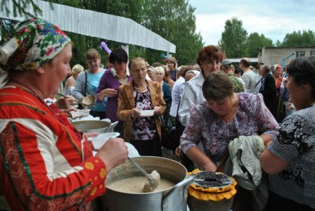   Гостей удмуртского праздника «Выль ӝук» накормили кашей и показали поросячьи бега 