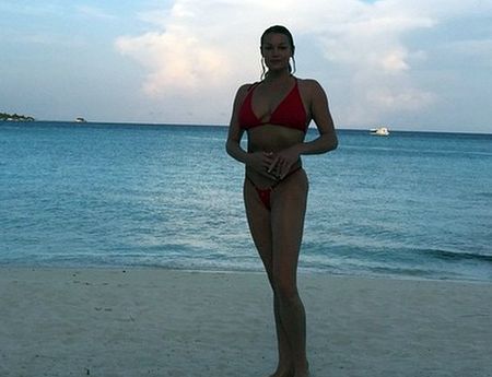 Анастасия Волочкова едва прикрылась во время отдыха на Мальдивах